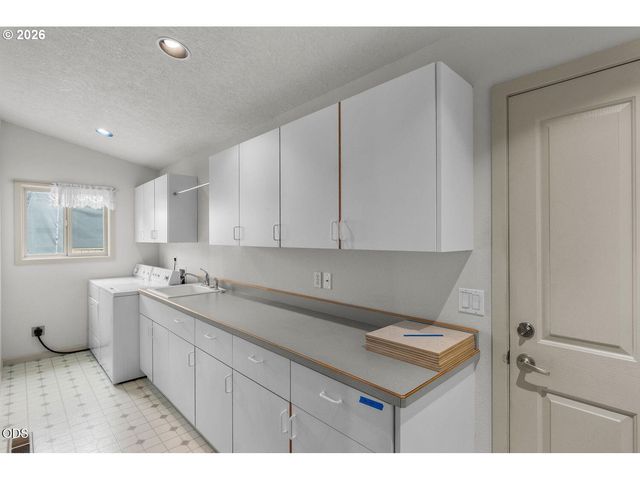 2635 Nw CANYON Dr, Redmond, OR 97756