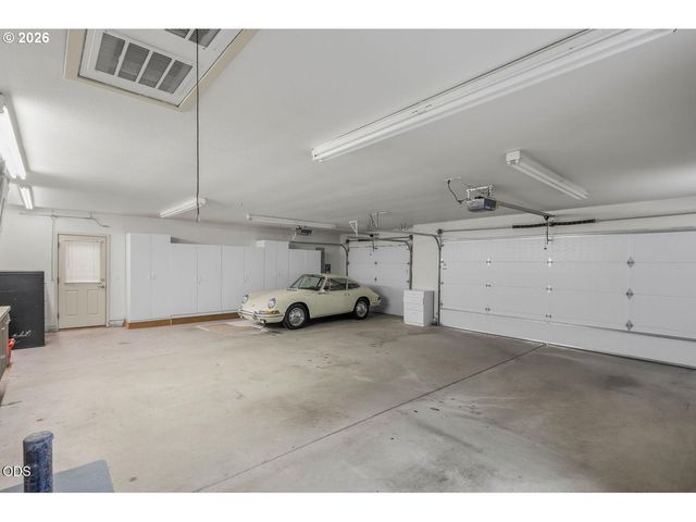 2635 Nw CANYON Dr, Redmond, OR 97756