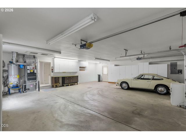 2635 Nw CANYON Dr, Redmond, OR 97756