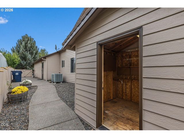 2635 Nw CANYON Dr, Redmond, OR 97756