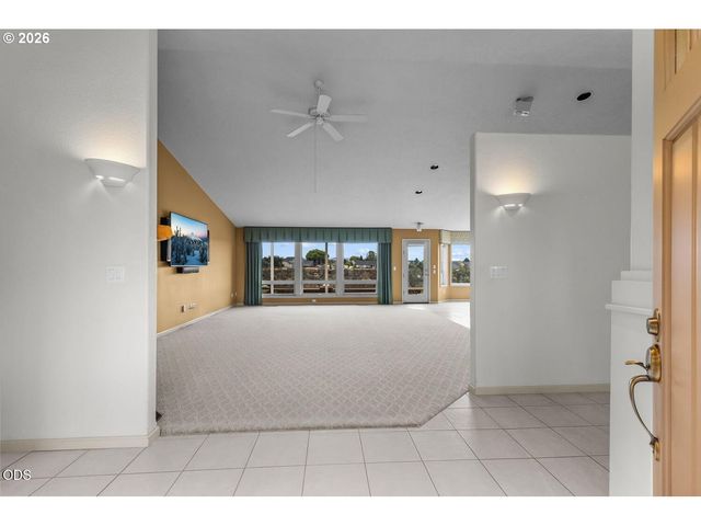 2635 Nw CANYON Dr, Redmond, OR 97756