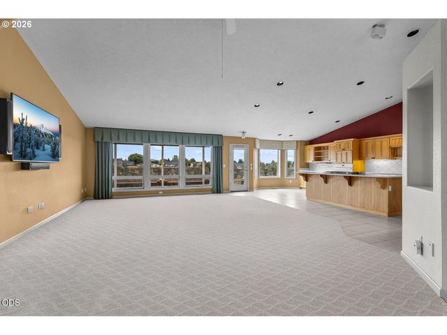 2635 Nw CANYON Dr, Redmond, OR 97756