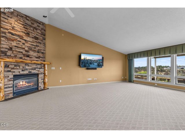 2635 Nw CANYON Dr, Redmond, OR 97756