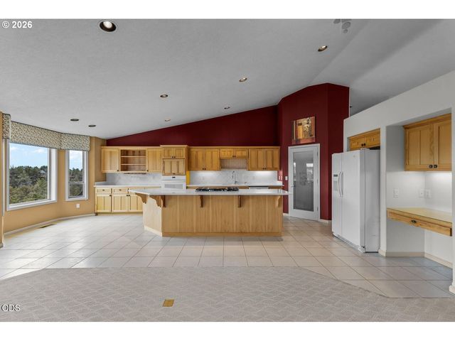 2635 Nw CANYON Dr, Redmond, OR 97756