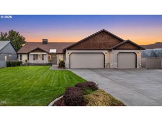 2635 Nw CANYON Dr, Redmond, OR 97756