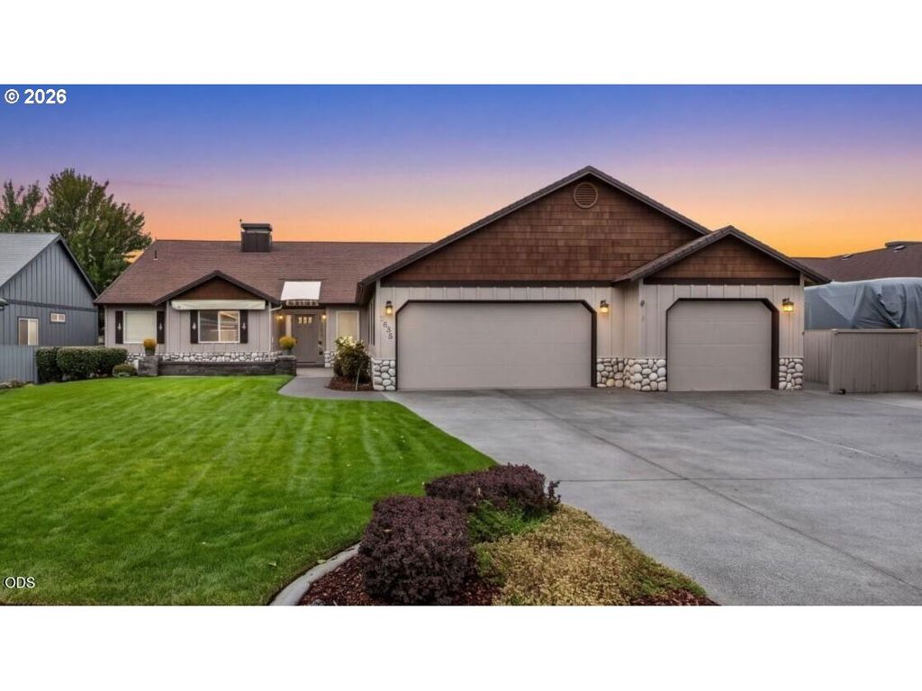 2635 Nw CANYON Dr, Redmond, OR 97756