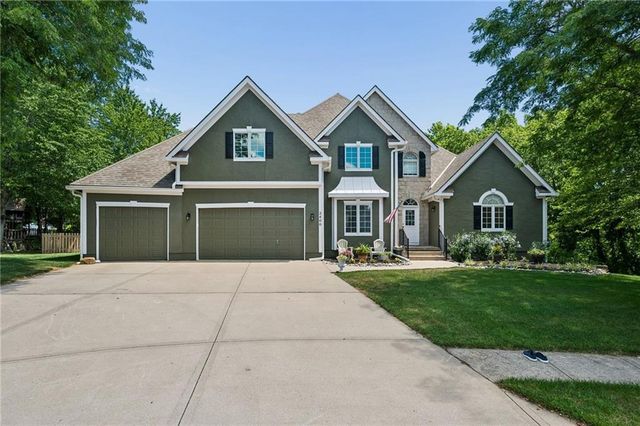 2400 SW Winteroak Court, Lee's Summit, MO 64081