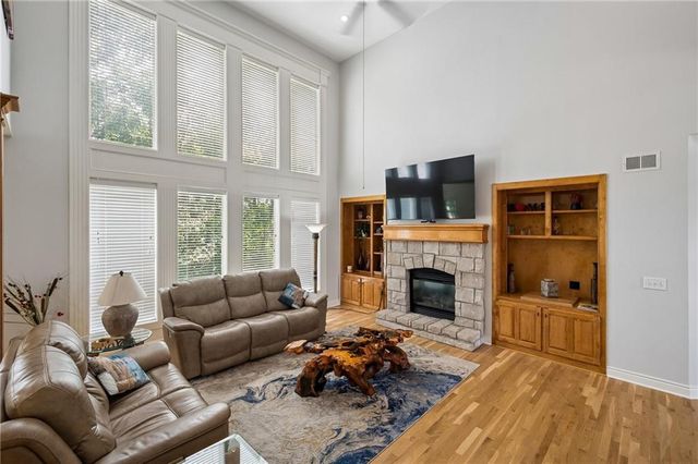 2400 SW Winteroak Court, Lee's Summit, MO 64081