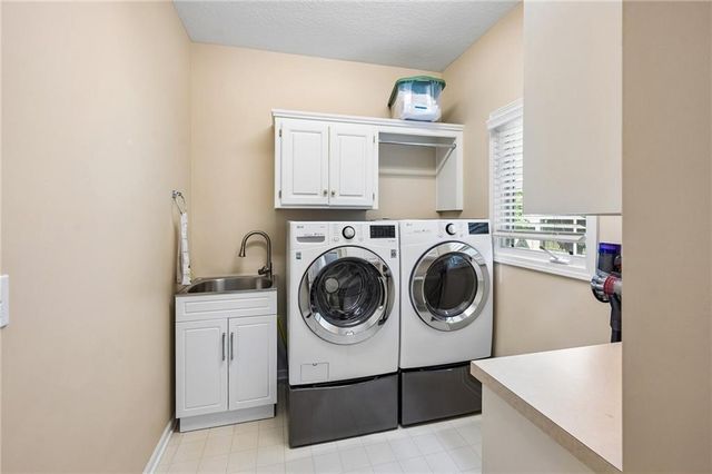 2400 SW Winteroak Court, Lee's Summit, MO 64081