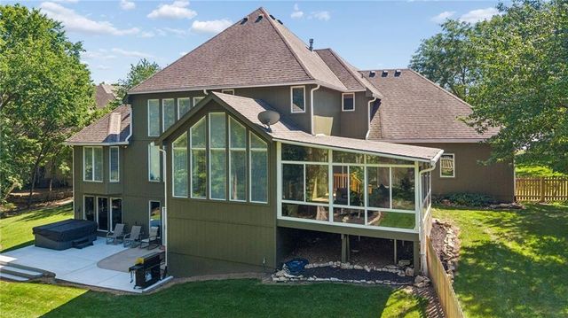 2400 SW Winteroak Court, Lee's Summit, MO 64081
