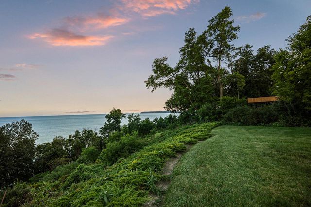 6920 N Barnett LANE, Fox Point, WI 53217