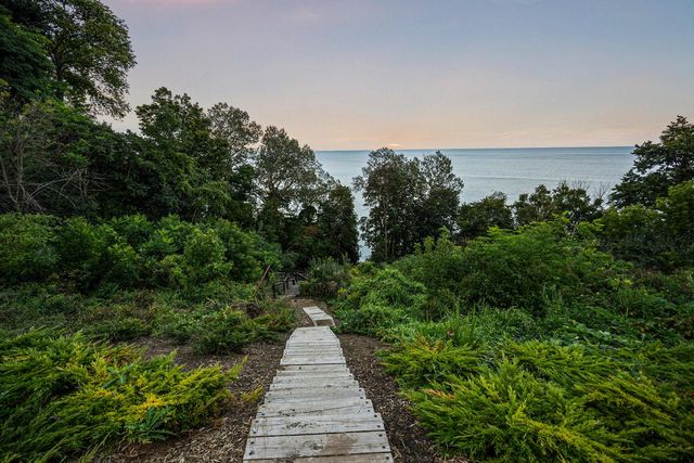 6920 N Barnett LANE, Fox Point, WI 53217