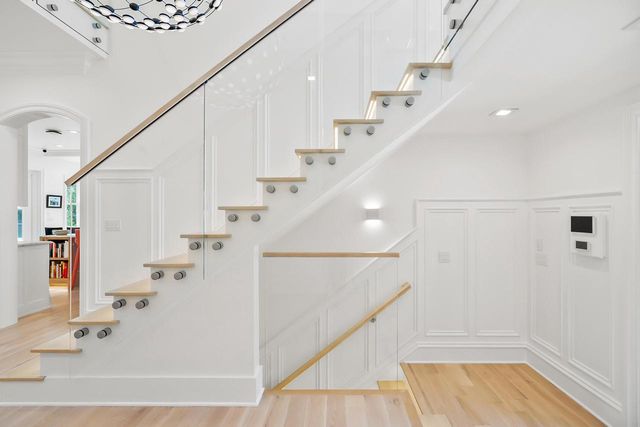 6920 N Barnett LANE, Fox Point, WI 53217