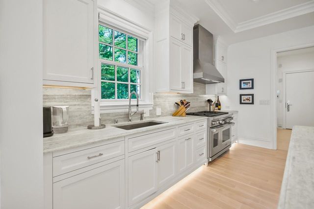 6920 N Barnett LANE, Fox Point, WI 53217