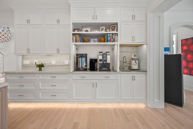 6920 N Barnett LANE, Fox Point, WI 53217