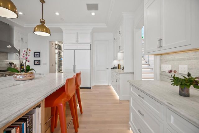 6920 N Barnett LANE, Fox Point, WI 53217