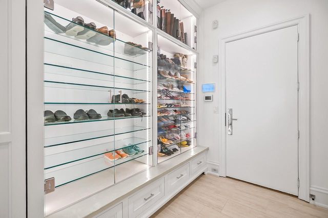 6920 N Barnett LANE, Fox Point, WI 53217