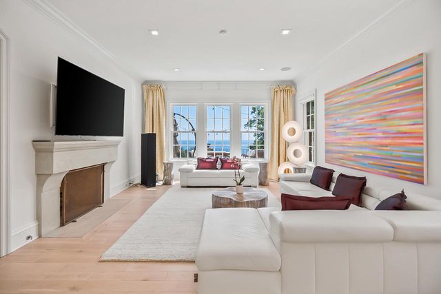 6920 N Barnett LANE, Fox Point, WI 53217