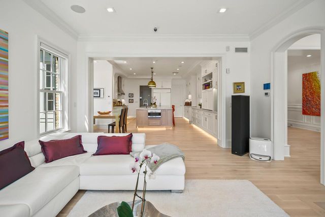 6920 N Barnett LANE, Fox Point, WI 53217