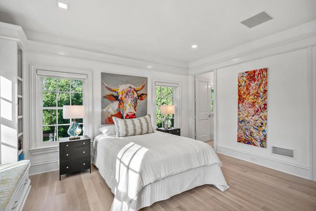 6920 N Barnett LANE, Fox Point, WI 53217