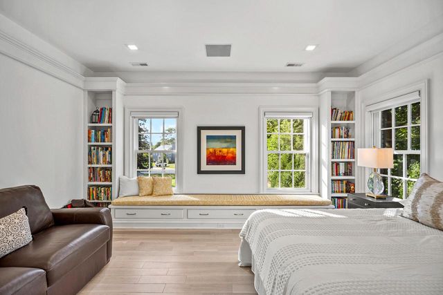 6920 N Barnett LANE, Fox Point, WI 53217