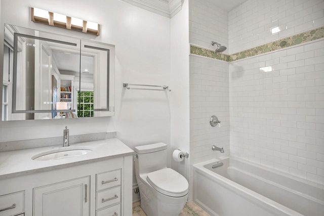 6920 N Barnett LANE, Fox Point, WI 53217