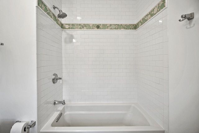 6920 N Barnett LANE, Fox Point, WI 53217