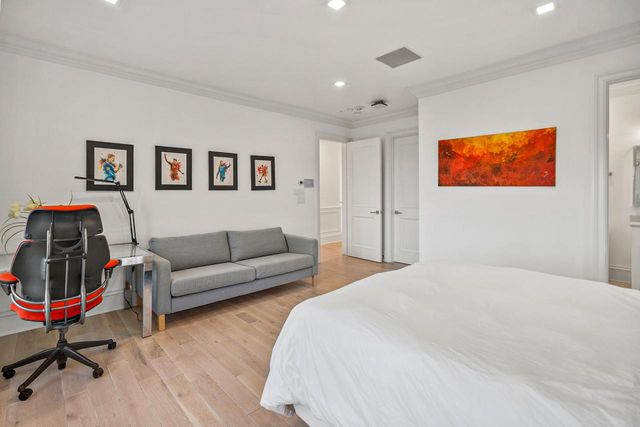 6920 N Barnett LANE, Fox Point, WI 53217