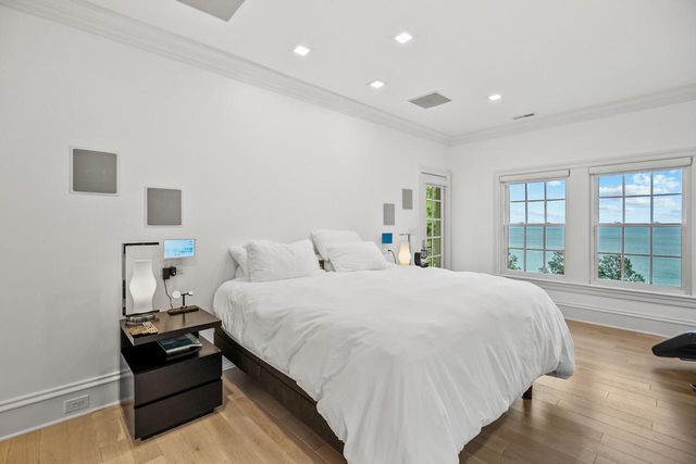 6920 N Barnett LANE, Fox Point, WI 53217