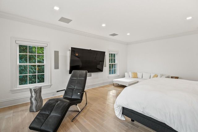 6920 N Barnett LANE, Fox Point, WI 53217