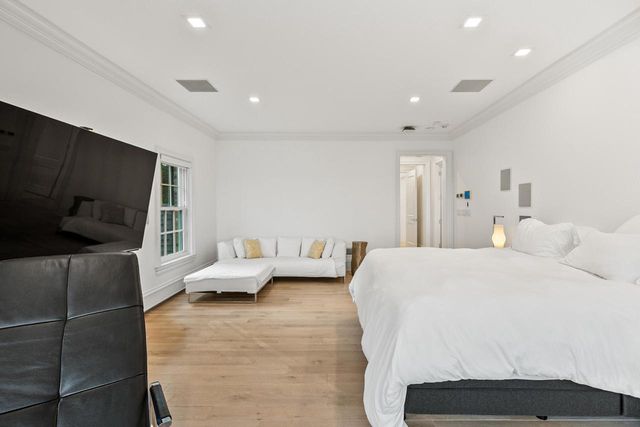 6920 N Barnett LANE, Fox Point, WI 53217