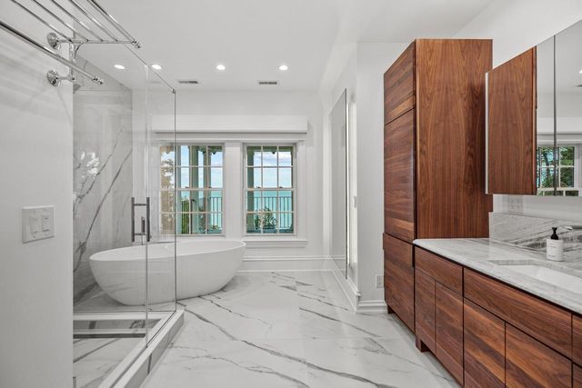 6920 N Barnett LANE, Fox Point, WI 53217