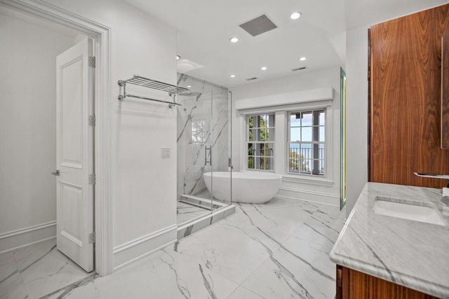 6920 N Barnett LANE, Fox Point, WI 53217