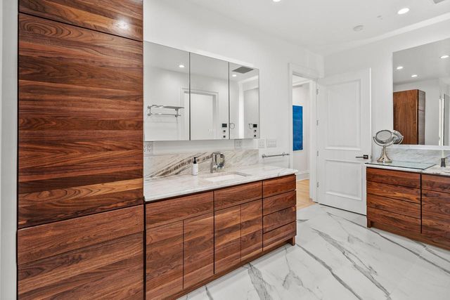 6920 N Barnett LANE, Fox Point, WI 53217