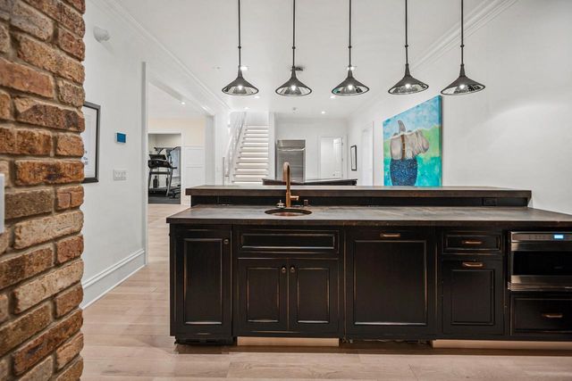 6920 N Barnett LANE, Fox Point, WI 53217