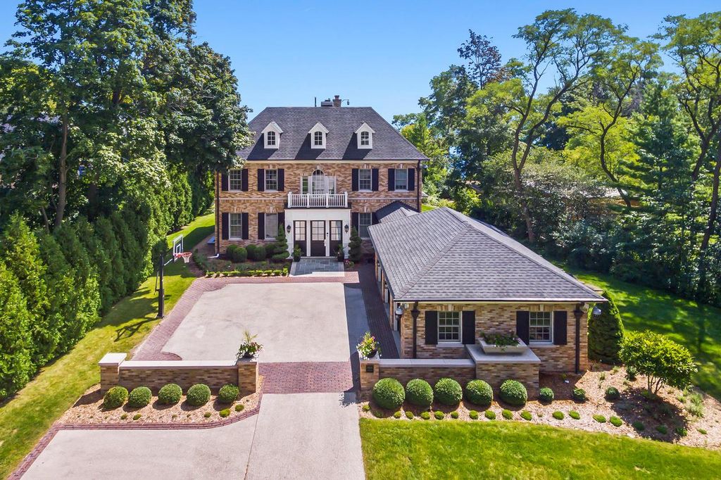 6920 N Barnett LANE, Fox Point, WI 53217