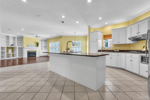 92 Chanteclaire Cir, Gulf Breeze, FL 32561