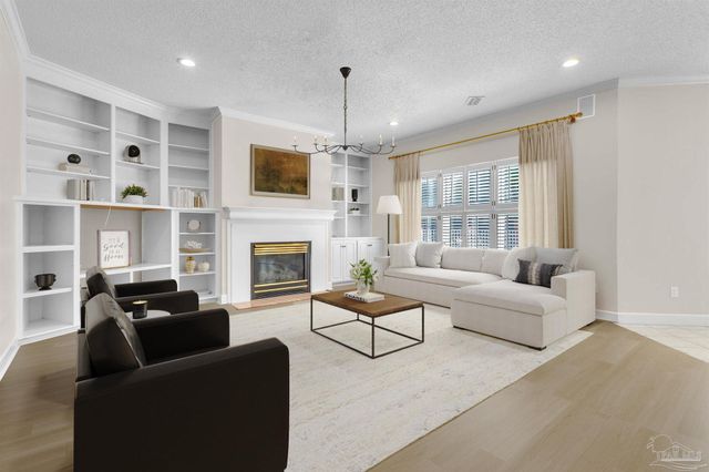 92 Chanteclaire Cir, Gulf Breeze, FL 32561