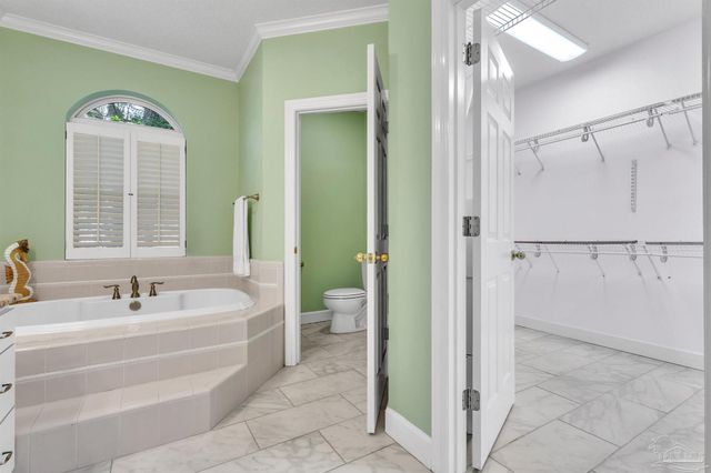 92 Chanteclaire Cir, Gulf Breeze, FL 32561