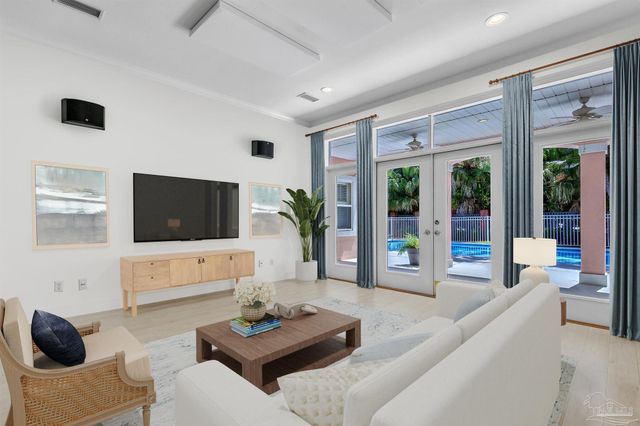 92 Chanteclaire Cir, Gulf Breeze, FL 32561