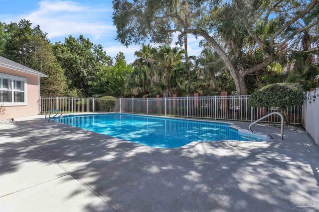 92 Chanteclaire Cir, Gulf Breeze, FL 32561