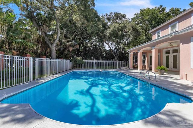 92 Chanteclaire Cir, Gulf Breeze, FL 32561