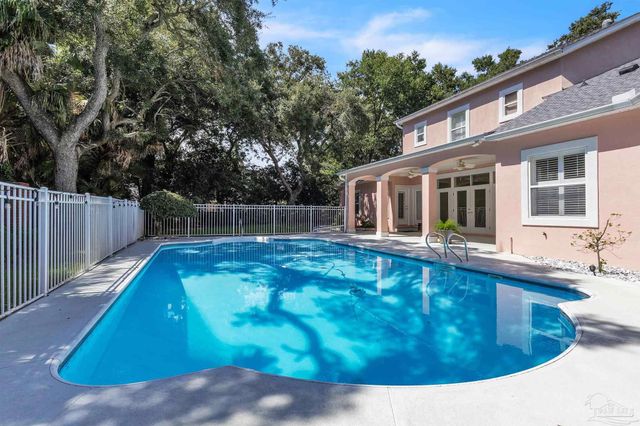 92 Chanteclaire Cir, Gulf Breeze, FL 32561