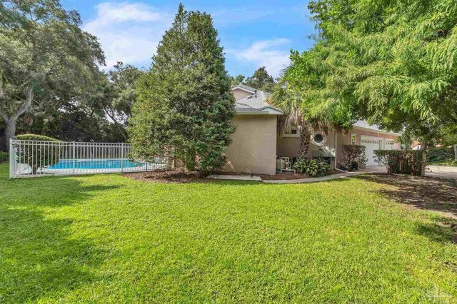 92 Chanteclaire Cir, Gulf Breeze, FL 32561