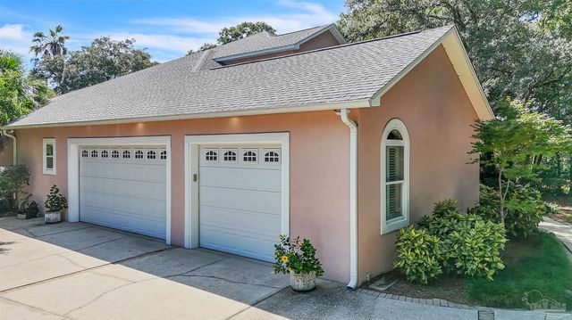 92 Chanteclaire Cir, Gulf Breeze, FL 32561