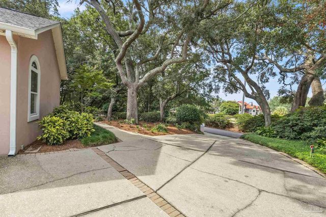 92 Chanteclaire Cir, Gulf Breeze, FL 32561