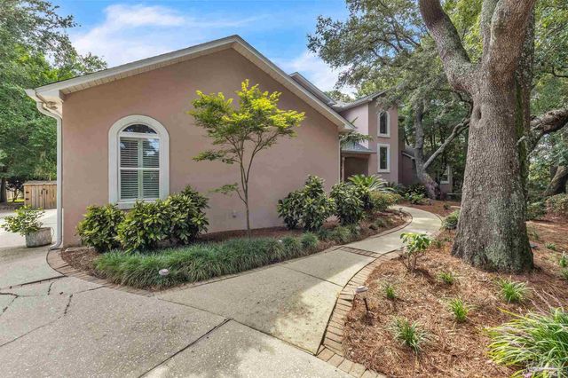 92 Chanteclaire Cir, Gulf Breeze, FL 32561