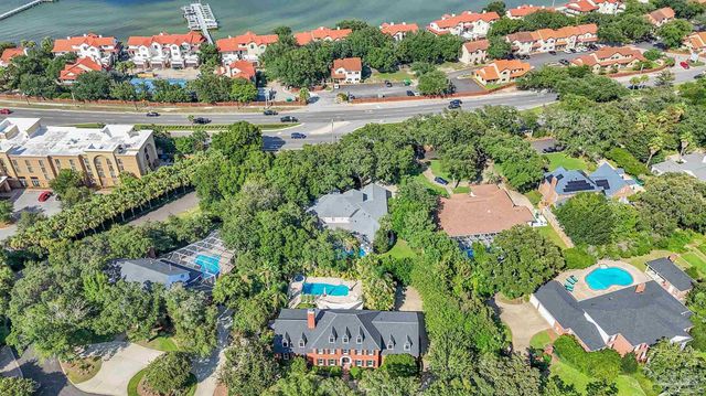 92 Chanteclaire Cir, Gulf Breeze, FL 32561