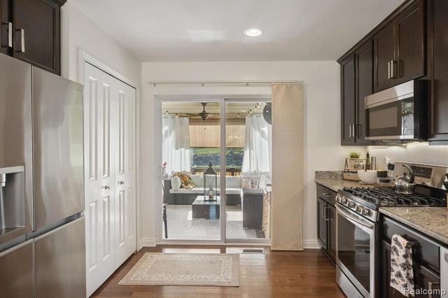 7799 Rampart Trail, Waterford, MI 48327