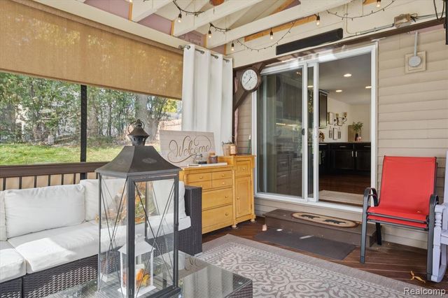 7799 Rampart Trail, Waterford, MI 48327